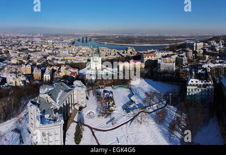 Luftaufnahme von Podol und St.-Andreas Kirche in Kiew, Ukraine Stockfoto