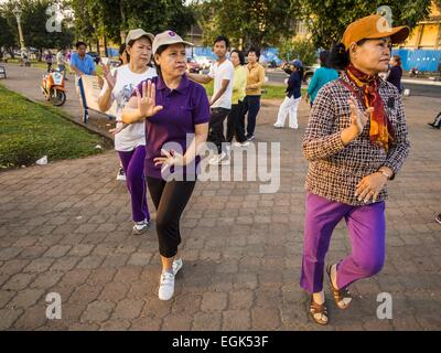 Phnom Penh, Phnom Penh, Kambodscha. 24. Februar 2015. Frauen tun aerobic-Übungen Satz kambodschanischen Popmusik am Flussufer in Phnom Penh. © Jack Kurtz/ZUMA Draht/Alamy Live-Nachrichten Stockfoto