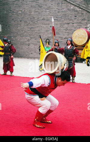 Traditionelle Begrüßung durch Stadt Wand Tor Jongleur in chinesische Kostüm Xian Shaanxi China Asien Stockfoto