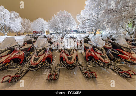 1000 Motorschlitten geparkt in der Nacht Stockfoto