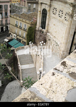 Spitze der Bastei mit Stadt, Hafen und Treppe im Hintergrund in Cagliari, Sardinien Stockfoto