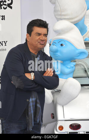 LOS ANGELES, CA - 28. Juli 2013: George Lopez bei der Los Angeles Premiere seines Films "Die Schlümpfe 2" am Regency Village Theatre in Westwood. Stockfoto