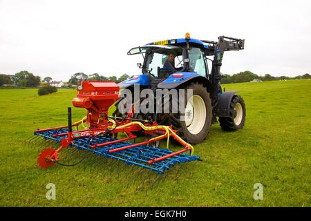 Hatzenbichler Luft 8 pneumatische Sämaschine & Traktor im Feld. Stockfoto
