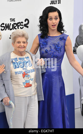 LOS ANGELES, CA - 28. Juli 2013: Katy Perry & 92 Jahre alte Großmutter Ann Hudson bei der Los Angeles-Premiere ihres Films "Die Schlümpfe 2" am Regency Village Theatre in Westwood. Stockfoto