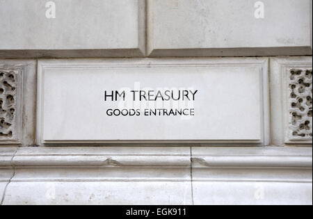 London, England, Vereinigtes Königreich. HM Treasury waren Ortseingangsschild an der Wand im King Charles Street, Westminster Stockfoto