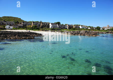 Der Sandstrand und das türkisblaue Meer an Baile Mór, das einzige Dorf auf der Insel Iona Stockfoto