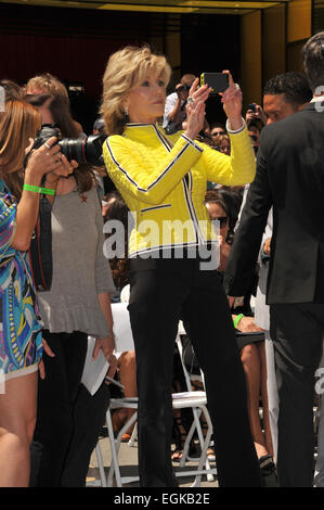 LOS ANGELES, CA - 20. Juni 2013: Schauspielerin Jane Fonda auf dem Hollywood Boulevard, wo Jennifer Lopez mit dem 2,500th Stern auf dem Hollywood Walk of Fame geehrt wurde. Stockfoto