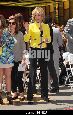 LOS ANGELES, CA - 20. Juni 2013: Schauspielerin Jane Fonda auf dem Hollywood Boulevard, wo Jennifer Lopez mit dem 2,500th Stern auf dem Hollywood Walk of Fame geehrt wurde. Stockfoto