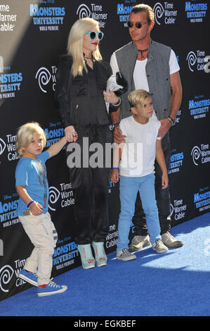 LOS ANGELES, CA - 17. Juni 2013: Gwen Stefani & Gavin Rossdale & Kinder bei der Weltpremiere von "Monsters University" am El Capitan Theatre in Hollywood. Stockfoto