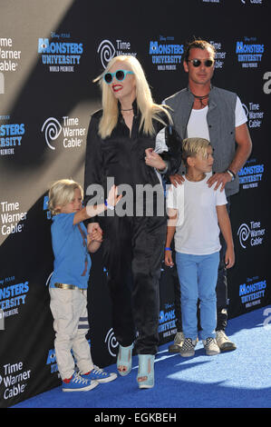 LOS ANGELES, CA - 17. Juni 2013: Gwen Stefani & Gavin Rossdale & Kinder bei der Weltpremiere von "Monsters University" am El Capitan Theatre in Hollywood. Stockfoto