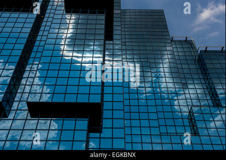 Verglasten Bürogebäude reflektierende stürmische Wolken. London Stockfoto