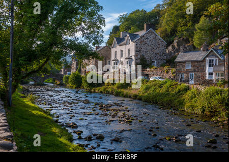 Bedgelart North Wales. mit Fluss Afon Colwyn im Vordergrund Stockfoto