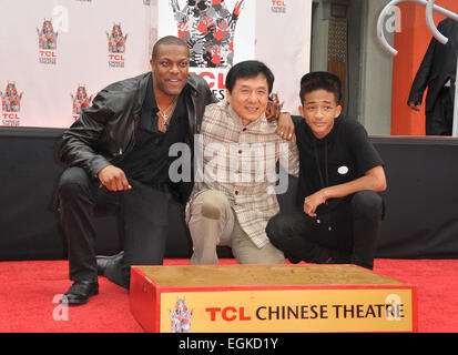 LOS ANGELES, CA - 6. Juni 2013: Jackie Chan mit Chris Tucker (links) & Jaden Smith bei Chans Hand & Fußabdruck Zeremonie im Hof des TCL Chinese Theatre in Hollywood. Stockfoto