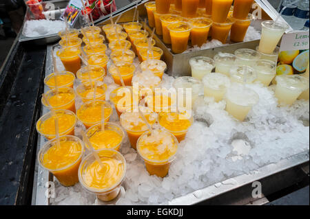 frisch gepresste Säfte zum Verkauf an Borough Markt Bermondsey London Stockfoto