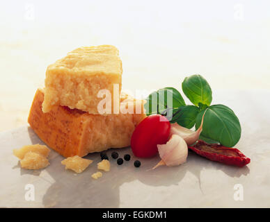 Parmesan-Basilikum-Knoblauch-Tomaten-Pfefferkörner Stockfoto