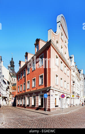 Häuser und engen, gepflasterten Gassen von Riga an einem sonnigen Frühlingstag Stockfoto