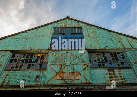 Giebel des leeren Lagerhaus in der Nähe von der Kanal-Becken in Gravesend, Kent. grüne Farbe und Rost für das Coregated Blatt auf die door.w Stockfoto