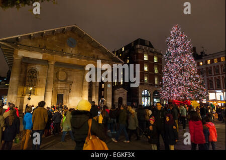 Der Weihnachtsbaum außerhalb St. Pauls Kirche Covent Garden.at Nacht. Stockfoto