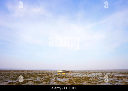 Boot am Wattenmeer. Kirkland Narbe, Port Carlisle, Solway Küste, Cumbria, England, UK Stockfoto