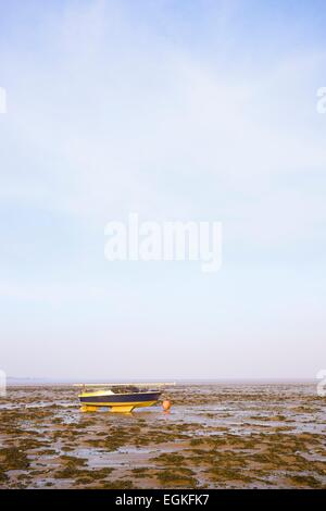 Boot am Wattenmeer. Kirkland Narbe, Port Carlisle, Solway Küste, Cumbria, England, UK Stockfoto