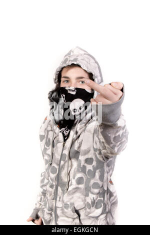 Weiße Teenager trägt einen Hoodie und Halstuch geben den Mittelfinger. Studioaufnahme Stockfoto