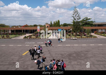 Ankommende Touristen gehen zum Terminal des Flughafens Kilimanjaro in der Nähe von Arusha, Nordtansanien Ostafrika Stockfoto