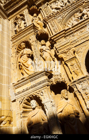 Plateresken vorne in der Kirche Santo Tomas Apostol (Felipe Vigarny Arbeit). Haro. La Rioja. Spanien, Europa. Stockfoto