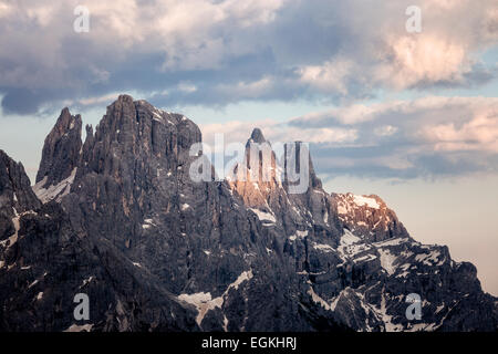 Bewölkten Sonnenuntergang am Passo Rolle, Dolomiten Alpen Italien Stockfoto