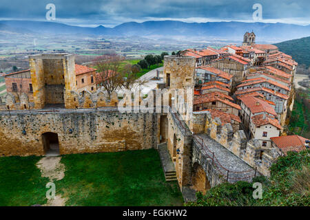 Dorf von der Burg. FRIAS, Burgos, Kastilien und Leon. Spanien, Europa. Stockfoto