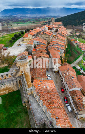 Dorf von der Burg. FRIAS, Burgos, Kastilien und Leon. Spanien, Europa. Stockfoto