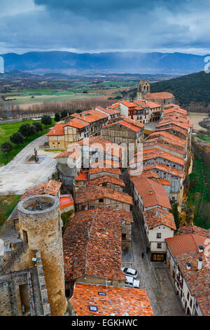 Dorf von der Burg. FRIAS, Burgos, Kastilien und Leon. Spanien, Europa. Stockfoto