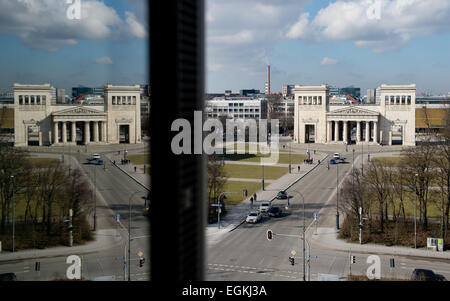 München, Deutschland. 26. Februar 2015. Ein Blick auf die Pinakothek spiegelt sich in den Fensterscheiben des Neubaus des Dokumentationszentrums für die Geschichte des Nationalsozialismus in München, 26. Februar 2015. Am 26. Februar 2015 gab Bürgermeister von München Reiter und Gründungsdirektor Nerdinger einen Überblick über die Eröffnung des Zentrums, welches am 30. April 2015 stattfinden wird. © Dpa picture-Alliance/Alamy Live News Stockfoto