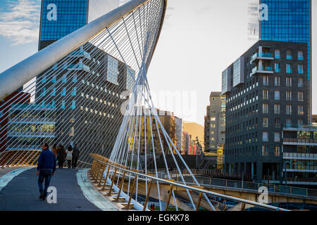 Zubizuri oder Calatrava-Brücke und Isozaki Atea Türme. Bilbao, Spanien, Europa. Stockfoto