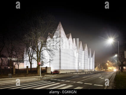 Stettiner Philharmonie, Stettin, Polen. Architekt: Studio Barozzi Veiga, 2014. Ecke Höhe nachts mit glühenden buil Stockfoto