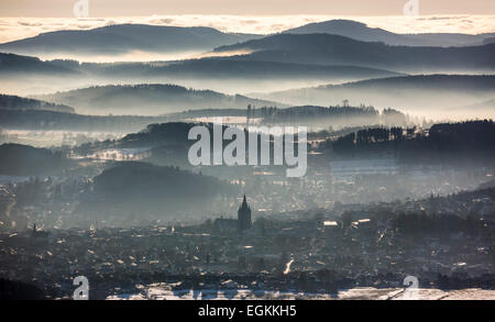 Blick vom Scharfenberg auf Brilon mit Propst von St. Peter und Andrew, hinter der Ostsauerländer Gebirgsrand, Brilon, Sauerland Stockfoto