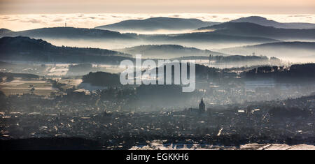 Blick vom Scharfenberg auf Brilon mit Propst von St. Peter und Andrew, hinter der Ostsauerländer Gebirgsrand, Brilon, Sauerland Stockfoto