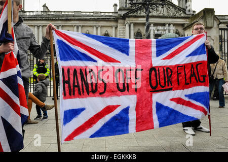 5. Januar 2013. Belfast, Nordirland - zwei Männer halten ein Union Jack (Jack) mit den Worten "Hände weg von unserer Flagge" über ihn gemalt.  Die Proteste folgen die Entscheidung am Anfang Dezember, die Anschluß-Markierungsfahne nur über Belfast City Hall würde auf "bezeichneten 15 Tage geflogen werden". Stockfoto