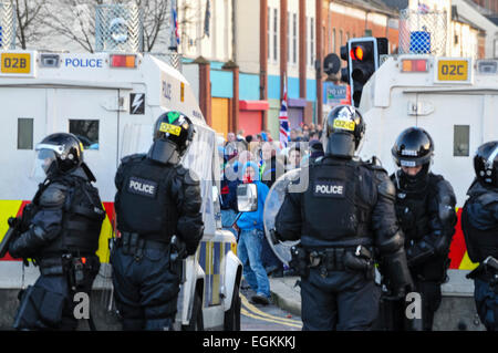 12. Januar 2013, Belfast, Nordirland.  PSNI angegriffen in East Belfast nach Loyalisten und Nationalisten Gruppen nach einem Protest in der Belfast City Hall kollidierte.  Ziegel, schwere Mauerwerk, Feuerwerk und Flaschen beworfen der Polizei Stockfoto