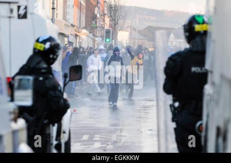 12. Januar 2013, Belfast, Nordirland.  PSNI verwenden Wasser Kanone, um die feindliche Menge zu zerstreuen.   Es folgt Zusammenstöße zwischen Loyalisten und Nationalisten Gruppen nach einem Protest in der Belfast City Hall.  Ziegel, schwere Mauerwerk, Feuerwerk und Flaschen beworfen der Polizei Stockfoto