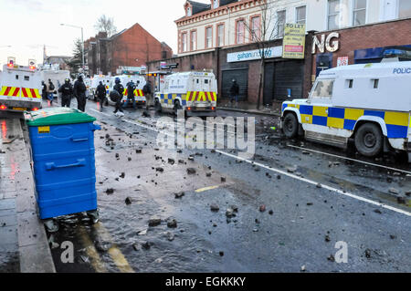 12. Januar 2013, Belfast, Nordirland.  PSNI Riot Squad Push Randalierer weiter oben Castlereagh Street.   Es folgt Zusammenstöße zwischen Loyalisten und Nationalisten Gruppen nach einem Protest in der Belfast City Hall.  Ziegel, schwere Mauerwerk, Feuerwerk und Flaschen beworfen der Polizei Stockfoto