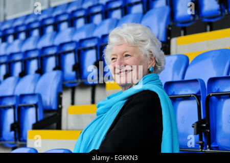 28. März 2013, Belfast, Nordirland. Dame Mary Peters blickt auf den Track And Field auf der neu eröffneten Mary Peters Strecke Stockfoto