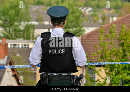 17. Mai 2013, Belfast, Nordirland.  Armee ATOs hießen im Umgang mit einem verdächtigen Gerät fand am Tag nach sechs Schüsse auf PSNI abgegeben wurden, nachdem sie in den Bereich gelockt wurden.  Eine Anzahl von Häusern wurden evakuiert, während die Warnung.  Ein 26 Jahre alter Mann wurde nach der Schießerei verhaftet. Stockfoto