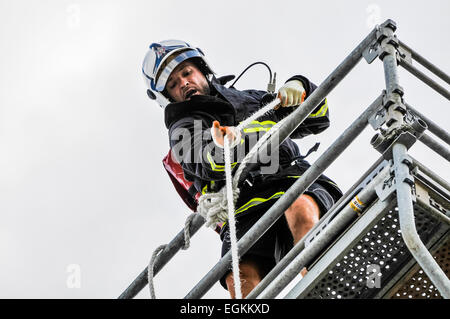 Belfast, Nordirland. 8. August 2013 - zieht ein Feuerwehrmann eine Schlauchleitung über 100 ft auf eine Säulenhalle am Ultimate Firefighter Event, World Police und Feuer-Spiele (WPFG) Stockfoto