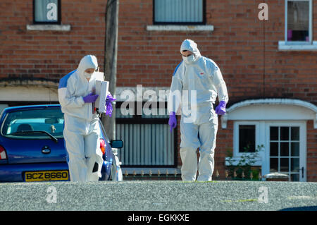 25. August 2013, Belfast - besuchen forensische Offiziere eine Sicherheitswarnung in East Belfast Stockfoto