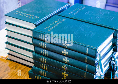 Stapel Bücher des gemeinschaftlichen Gebets in einer Kirche von Irland Stockfoto