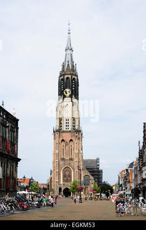 Oude Kerk (alte Kirche) und Marktplatz in Delft, Niederlande Stockfoto