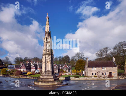 Cottages im Dorf Ilam Maria Watt Russell Memorial Kreuz und Schweizer Stil. Staffordshire, England. [Peak District Na Stockfoto