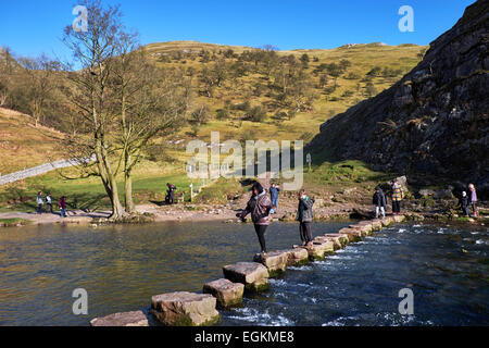 Menschen auf der berühmten Stepping Stones über den Fluss Dove. Dovedale, Derbyshire, England.  [Peak District National Park] Stockfoto