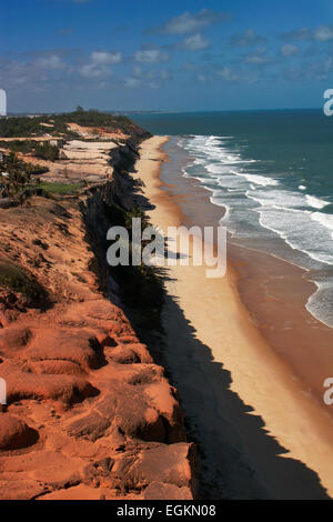 Luftbild von Klippen und Strand von Cacimbinhas, in der Nähe von Tibau do Sul, Brasilien Stockfoto