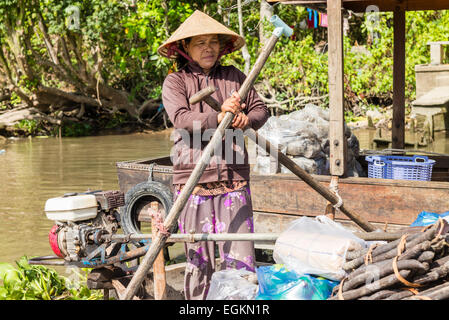 Vietnamesin Rudern voll mit Gemüse auf den Kanälen entlang des Mekong-Flusses in der Nähe der Phong Dien schwimmenden Markt. Stockfoto